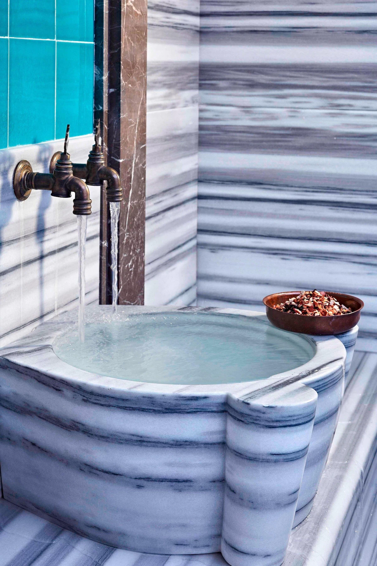 استخر کنفرانس رنسانس بسفروس استانبول